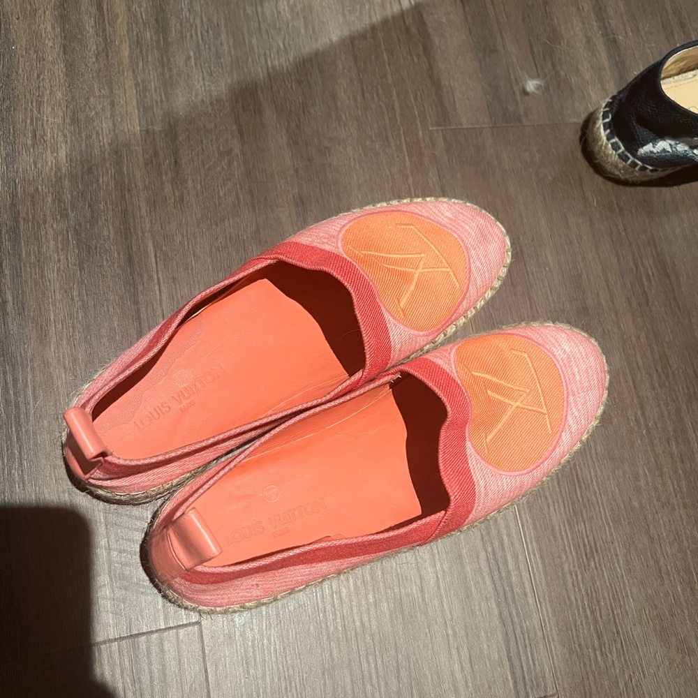 LV Shoes size 37 but undersized better 36 size good condition